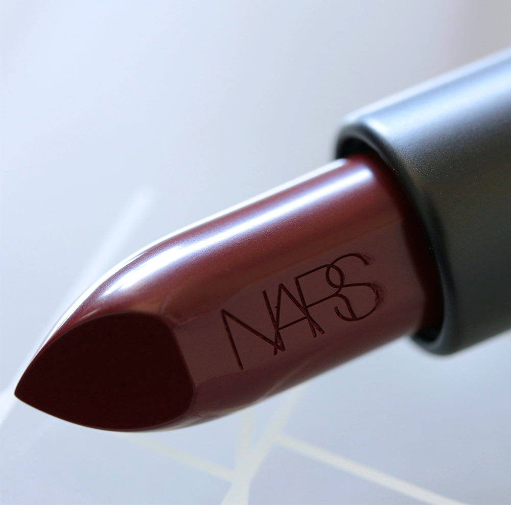 Lớp nền mờ lâu trôi, NARS Audacious Lipstick in Bette là sự lựa chọn quá đổi lý tưởng và hoàn hảo