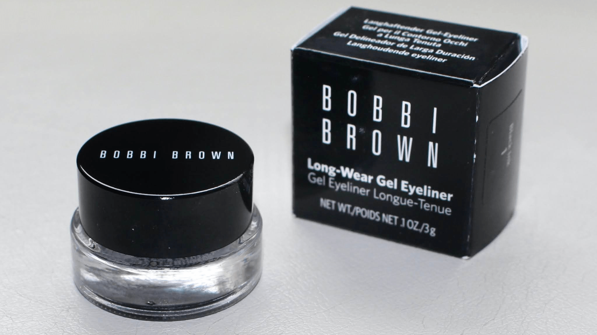 Bobbi Brown Long-Wear Gel Eyeliner sở hữu công thức tạo ra đường eyeliner trơn mịn, cực đơn giản