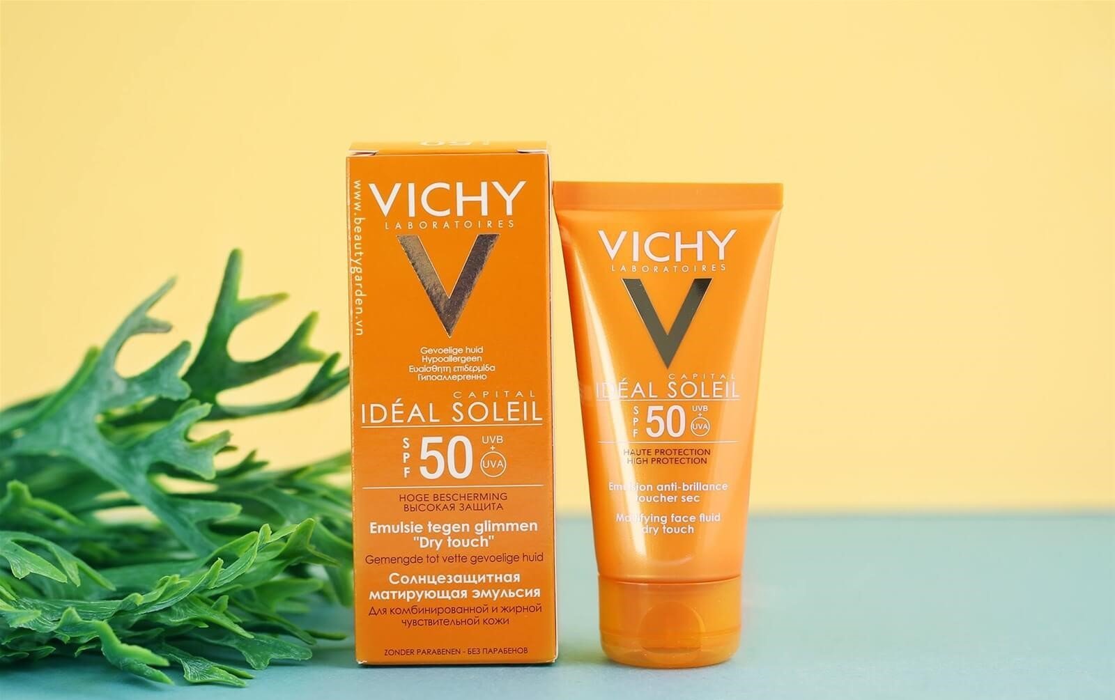 Review ưu nhược điểm của kem chống nắng Vichy mẫu mới 3 in 1; thì đây là dòng kem chống nắng 3 trong 1; kết hợp hóa học và vật lý nên kem thẩm thấu nhanh vào da; và bảo vệ da khỏi tia UV.
