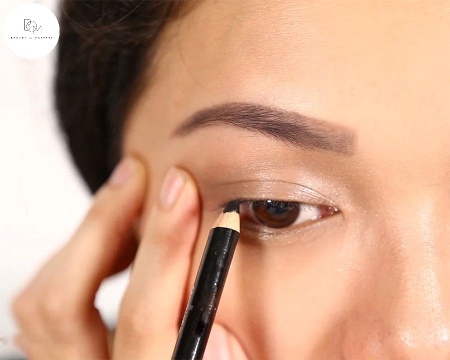 Cách vẽ eyeliner siêu dễ bằng chì