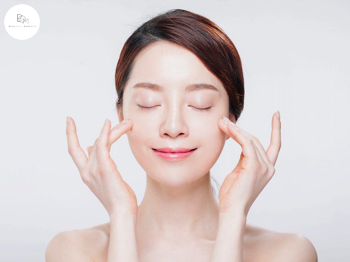 Massage kết hợp vỗ nhẹ toàn bộ khuôn mặt để serum thẩm thấu hết vào da