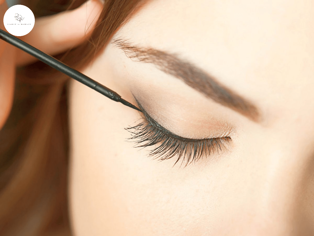 Những cây eyeliner bằng chì là lựa chọn tối ưu cho người mới học cách kẻ mắt tự nhiên, không bị lem.