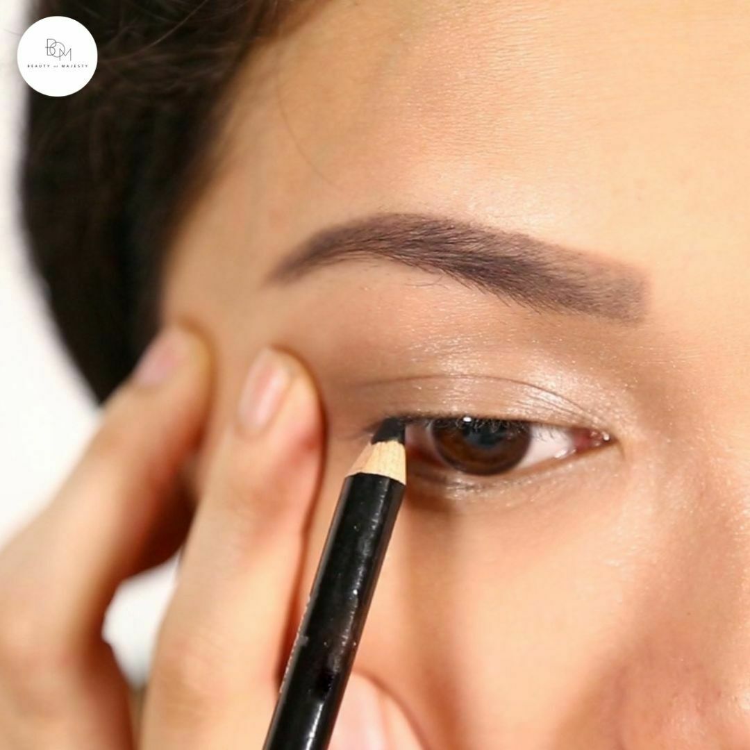 Bút chì kẻ mắt thường dùng cho những đường eyeliner nhẹ nhàng, thanh mảnh, không sắc nét.