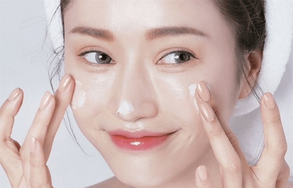 Làm sạch da mặt xong rồi, các bạn nên sử dụng một ít kem dưỡng ẩm để thoa lên da. Điều này giúp bảo vệ da chúng ta không bị khô. Và hạn chế được tình trạng mốc nền khi trang điểm.