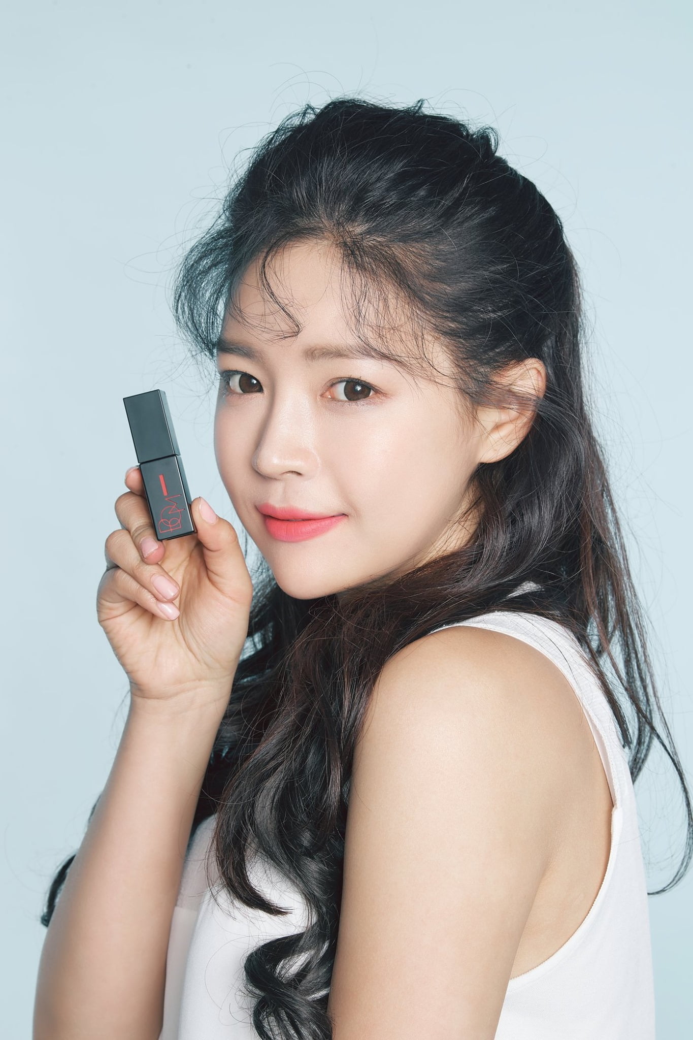 Trong sản phẩm còn có chứa thành phần ngọc trai; giúp cải thiện làn môi thâm do dùng son trang điểm quá nhiều.