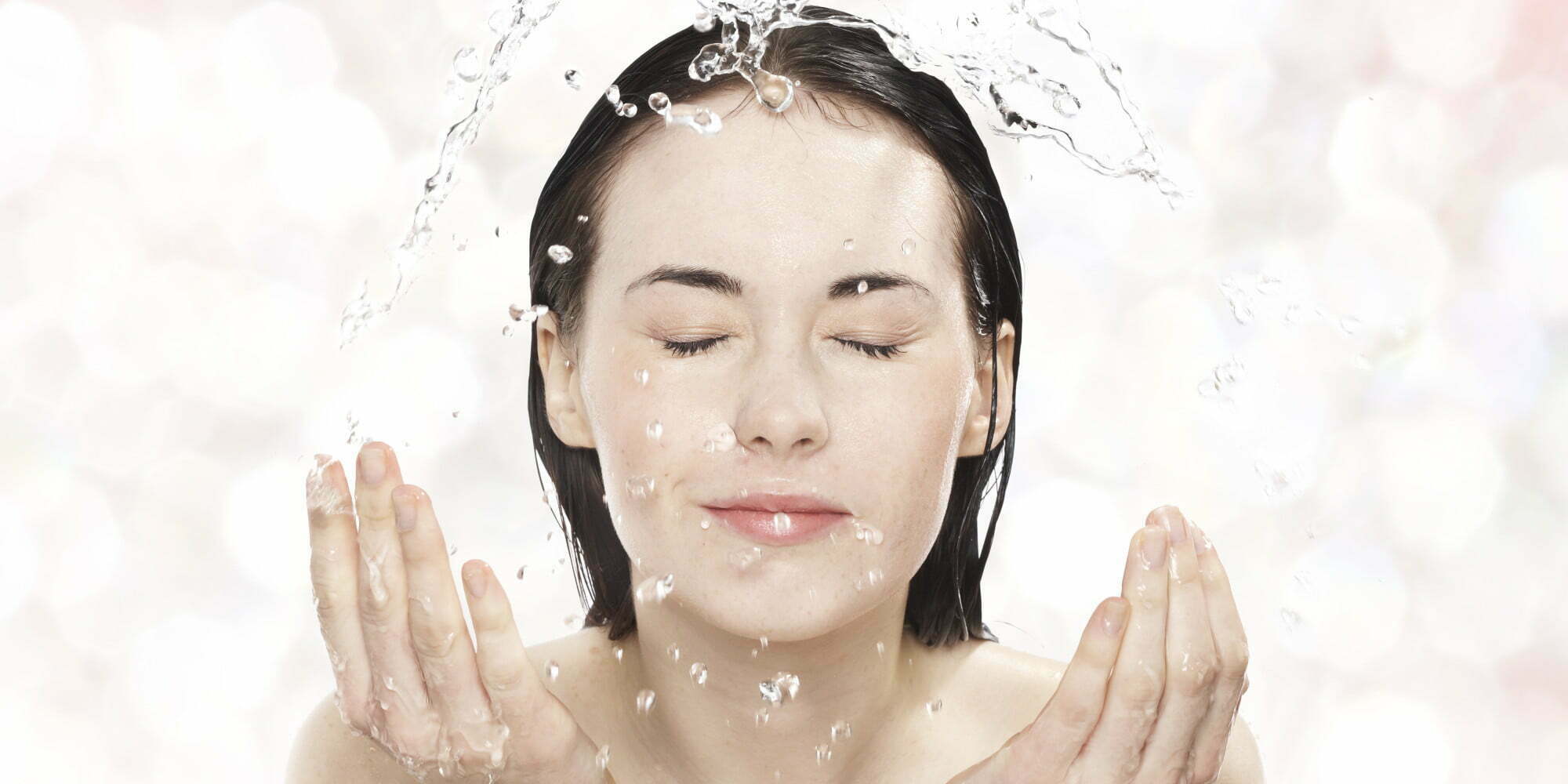 Rửa mặt là bước quan trọng trong điều trị da