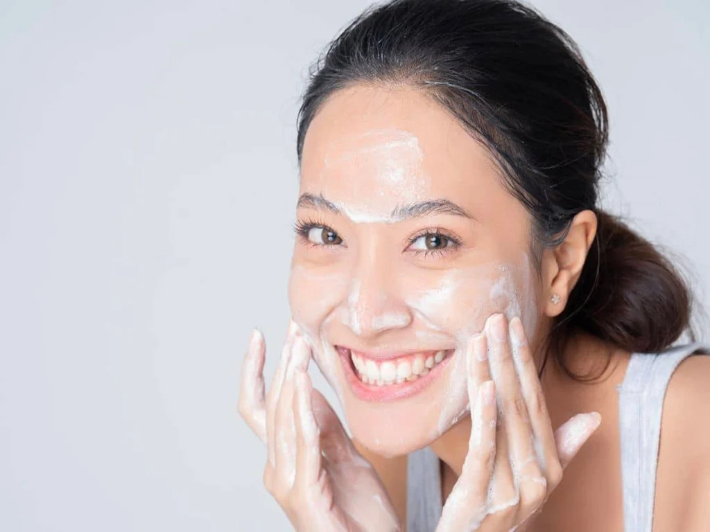 Làm sạch da mặt là một trong các bước cực kỳ quan trọng khi trang điểm